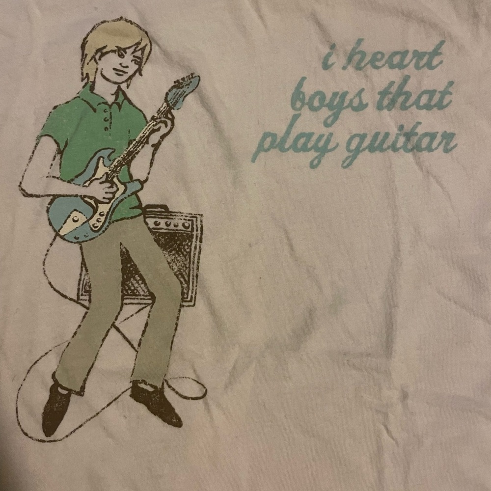 I heart guys who play guitar tee